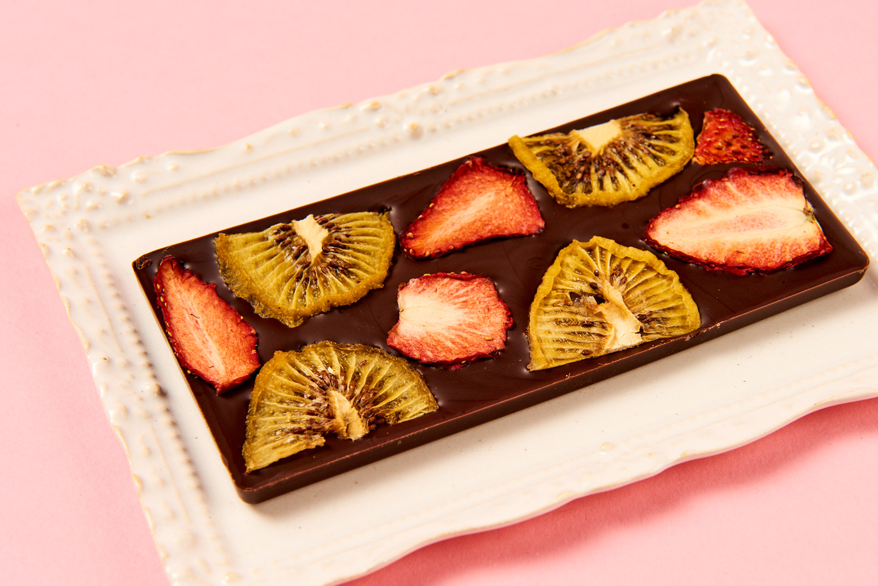 岡山産イチゴとせとうち産キウイのビターチョコレート